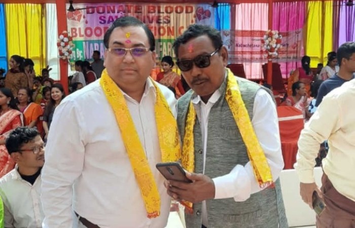 Dr.Abhijit Bhaumik being felicitated by Padmashree Karimul Haque at Siliguri, 2023